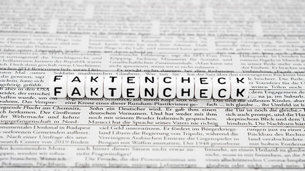 Fact-checking KI